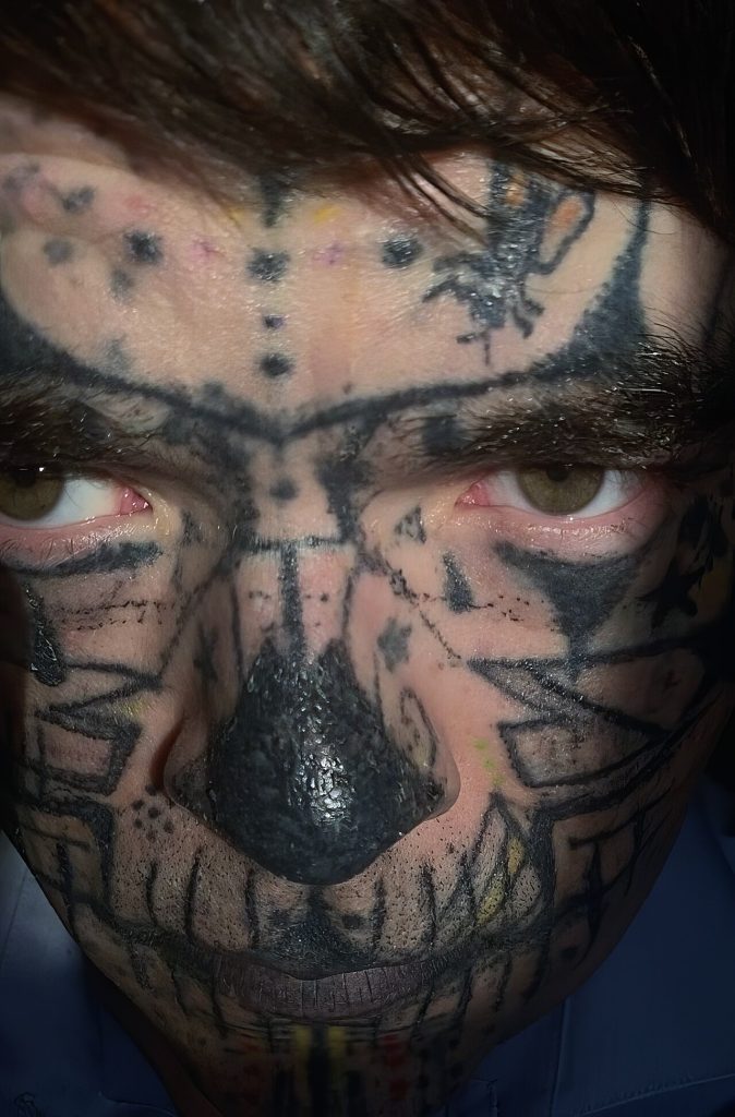 Tatouage visage : prix 2026 et considérations importantes